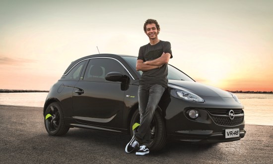 Valentino Rossi met zijn Opel Adam