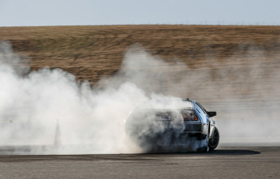 Autonome DeLorean doet driften