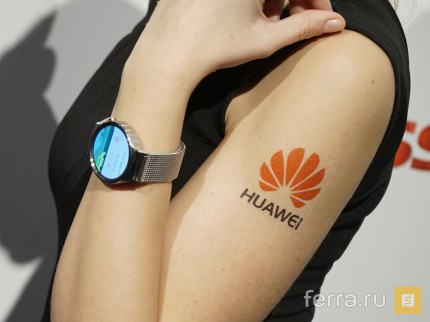 Huawei Watch на руке