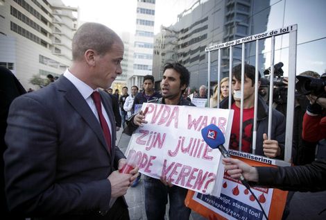 PvdA-leider Samsom tijdens een eerdere bijeenkomst in gesprek met vluchtelingen