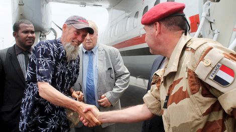 Sjaak Rijke schudt de hand van een Franse officier na aankomst op het vliegveld van Bamako