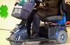 Bejaarde man in een scootmobiel cast ravage op