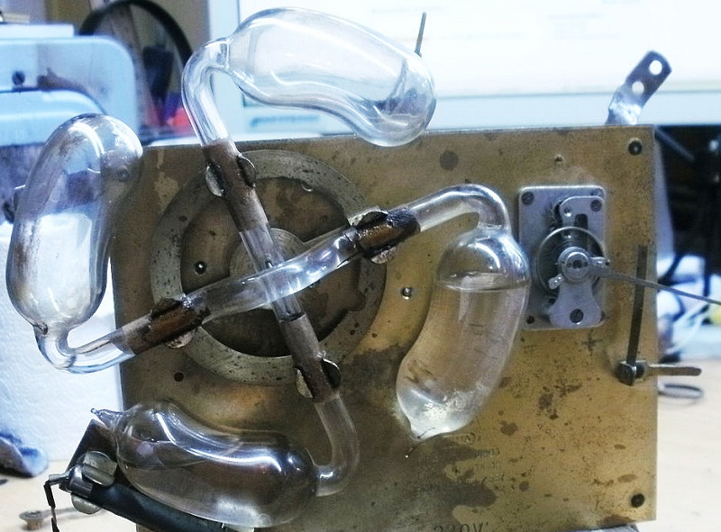 Can You Work Out the Mechanism on This Alcohol Clock From 1945?