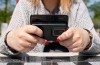 Gör Ditt ‘Pinky’ Ser Böjda? Skylla På Din Smartphone