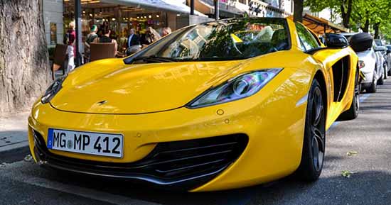 McLaren MP4-12C in het geel