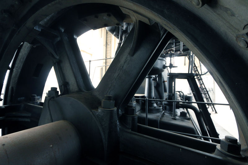 This Dieselpunk Shrine Hides a Century-Old, Fully Operational 800 HP Motor 