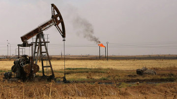 Вышки на нефтяном месторождении в Сирии. Архивное фото