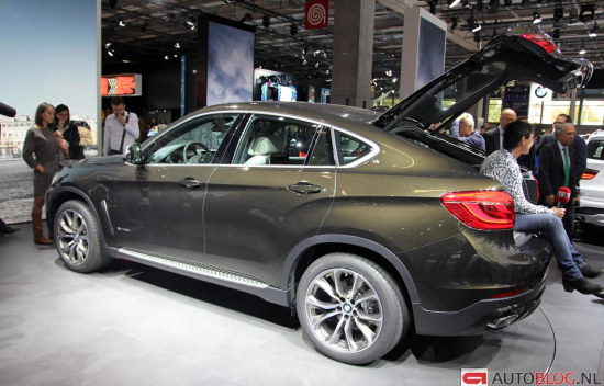 BMW X6 met vrouw in de kofferbak