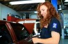 Video: gingermeisje restores old Chevrolet