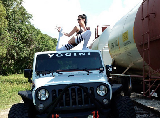 Yoga'en op een Jeep 101