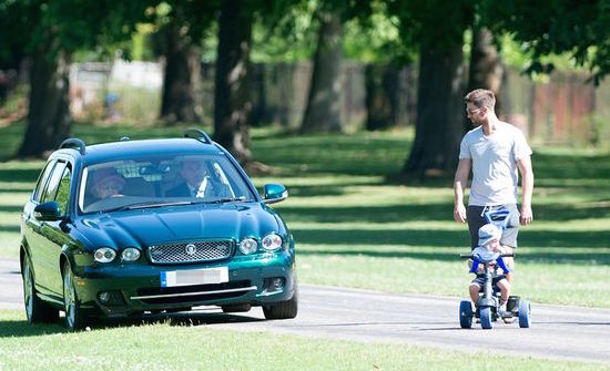 Bejaarde (89) rijdt als een aso over het gras