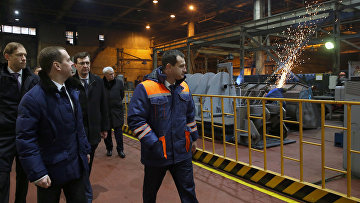 Председатель правительства России Дмитрий Медведев осматривает сельскохозяйственную технику во время посещения ЗАО Петербургский тракторный завод в Санкт-Петербурге