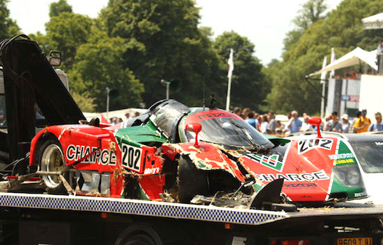 Mazda 767b glijdt de baan af op Goodwood
