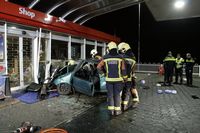 De 71-jarige bestuurder van het voertuig, die vermoedelijk onwel was geworden, overleefde de botsing niet.