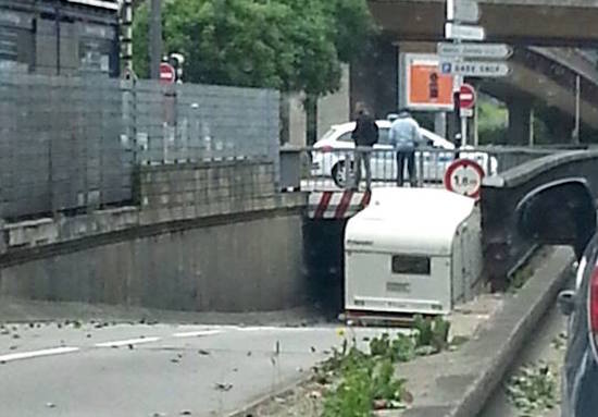Nederlanders met caravan MASSAAL uitgelachen door Fransen