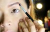 3 Sätt att Tillämpa Ljus Makeup – wikiHow