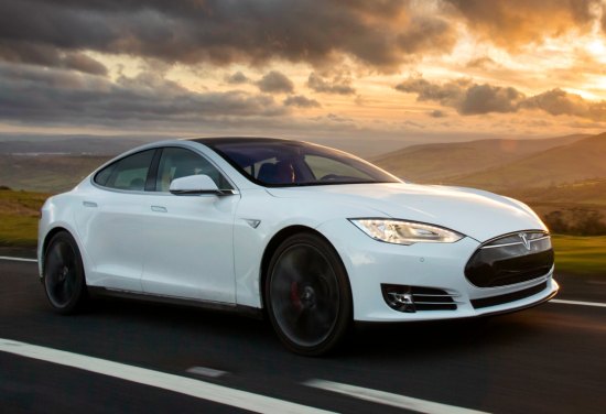 Je Tesla Model S komt voortaan automatisch voorrijden