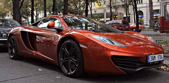 McLaren MP4-12C in oranje