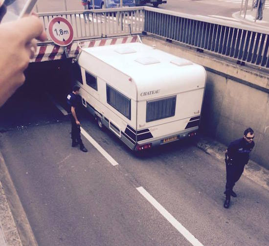 Nederlanders met caravan MASSAAL uitgelachen door Fransen