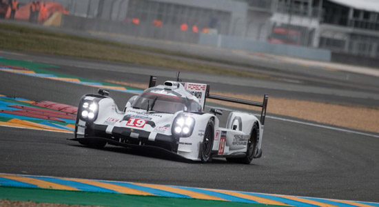 Porsche is de snelste op kletsnatte Le Mans-testdag
