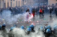 
Zes Feyenoord-supporters die eerder dit jaar betrokken waren bij geweldpleging tijdens de voetbalrellen in Rome staan vandaag terecht in de Italiaanse hoofdstad.
