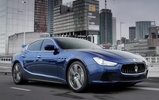 Kijk hoe een Maserati Ghibli door Rotterdam glijdt 