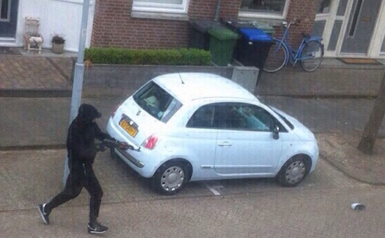 Politie zoekt bruin busje na liquidatie in Zaandam