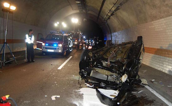 Spectaculaire crash: vrouw (24) rijdt ondersteboven door tunnel