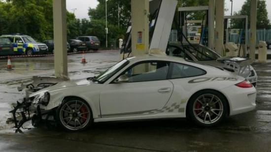Porsche GT3 RS tankstation-crash. Archiefbeeld uit 2010