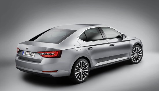 Skoda Superb showt z'n booty