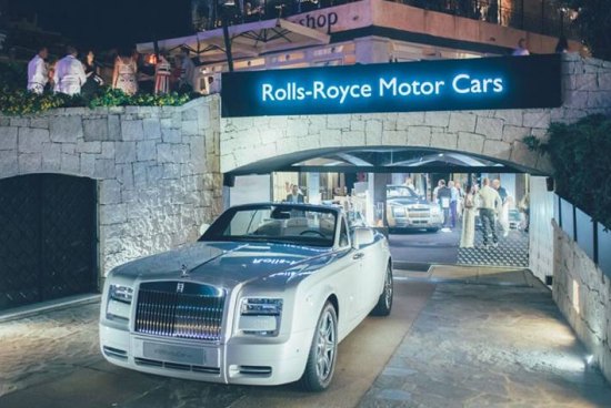 Rolls-Royce's rijkensoos opent met drie speciale Wraiths