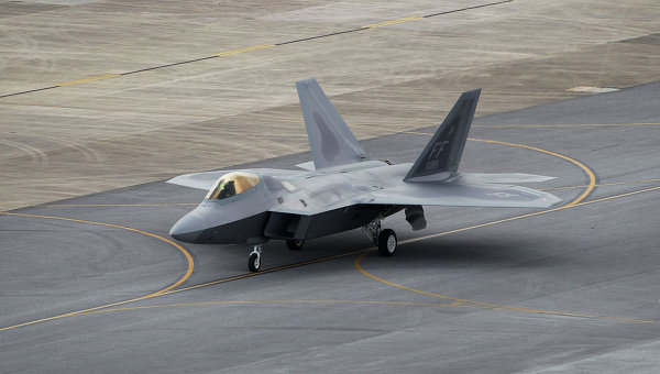 Истребитель ВВС США F-22 Raptor на авиабазе Окинавы, Япония, архивное фото
