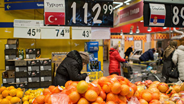 Жители Омска покупают турецкие фрукты в одном из магазинов города. Архивное фото