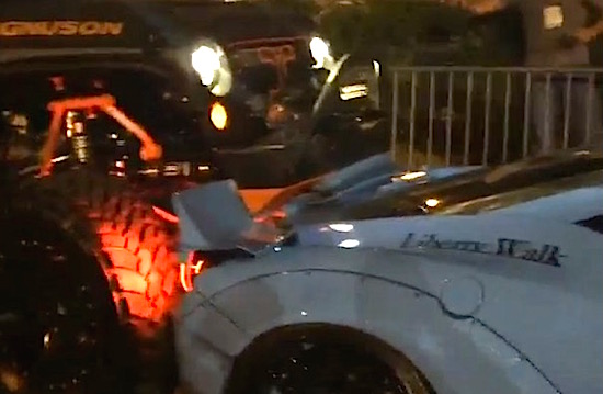 Onheil op SEMA: Jeep crash tegen Liberty Walk 458