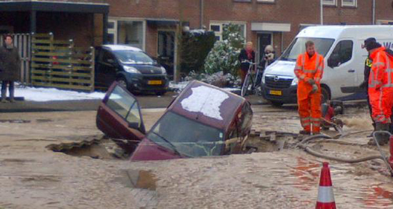 Auto zakt in sinkhole