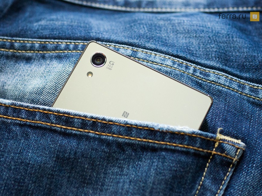 Sony Xperia Z5 Premium в заднем кармане