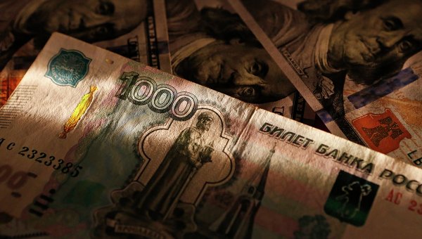 Денежные купюры долларов США и рублей. Архивное фото