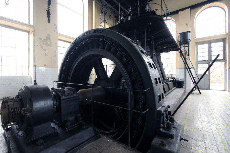 This Dieselpunk Shrine Hides a Century-Old, Fully Operational 800 HP Motor 