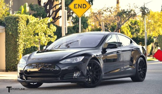 Dit is de getunede Tesla van Lionel Richie