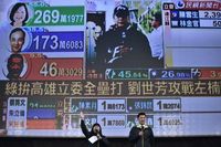 
De eerste uitslagen op groot scherm laten zien: de Democratisch-Progressieve Partij deelt een dreun uit aan de zittende Taiwanese regering.

