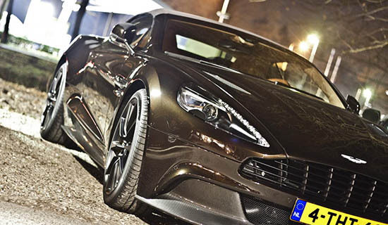 Gele platen op een Vanquish Volante