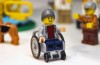Lego Primo Minifigure in una sedia a Rotelle è Imbarazzante Ritardo
