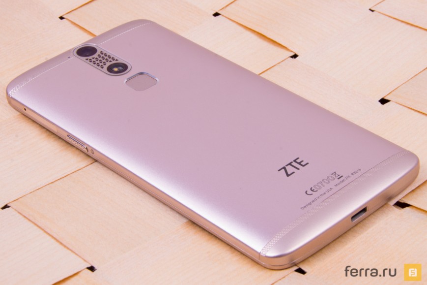 Нижняя грань ZTE Axon mini