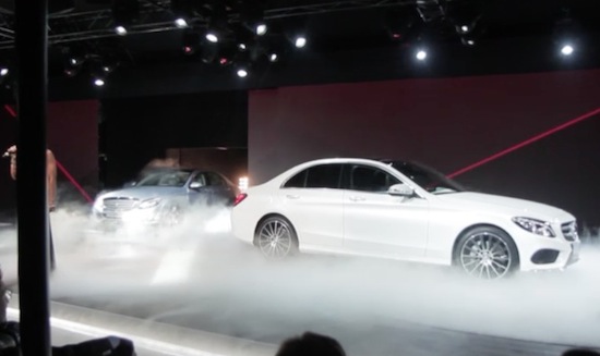 Mercedes C-Klasse muzikaal begeleid door Kelly Rowland (achter die paal)