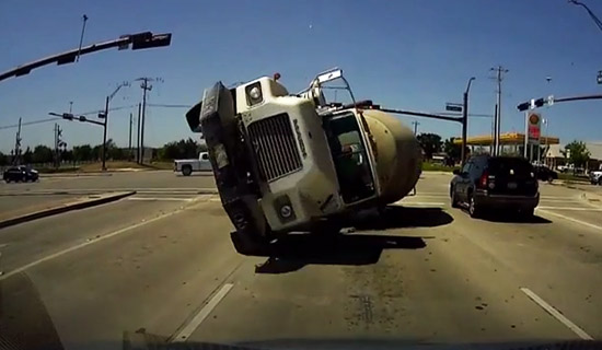 Minivan kopt een cementtruck