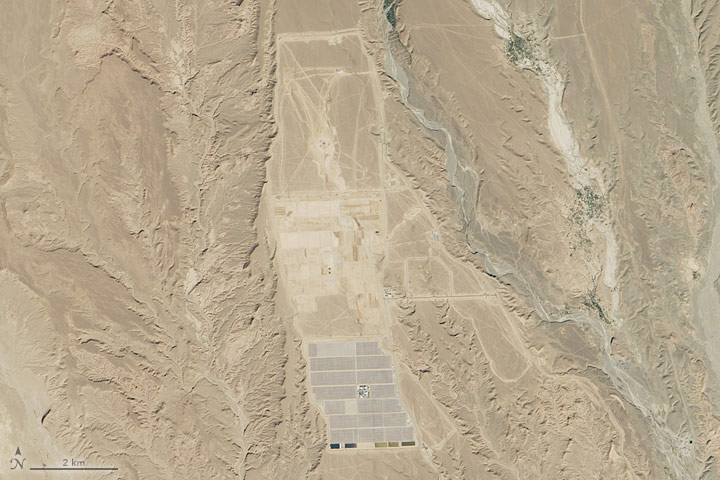 Watch a Massive Solar Power Plant Take Shape in the Sahara Desert