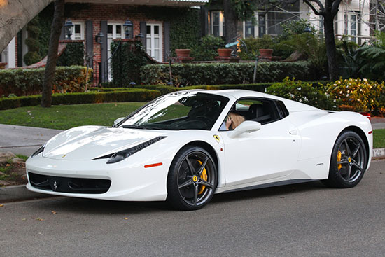 Iggy Azalea in haar Ferrari 458 Spider