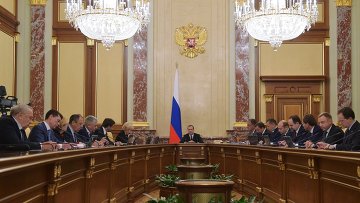 Председатель правительства РФ Дмитрий Медведев проводит совещание с членами кабинета министров РФ в Доме правительства РФ. 12 ноября 2015. Архив