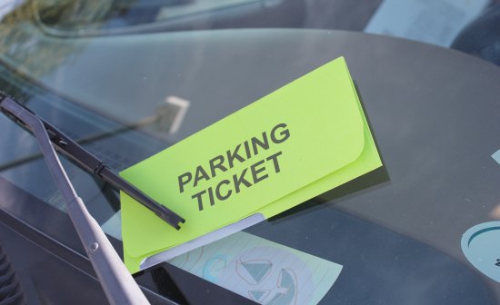 3 uur in de file bij verlaten parkeerplaats? Boete!