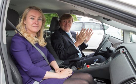 Verstandig! Prins Pils doet 't voortaan zonder handjes